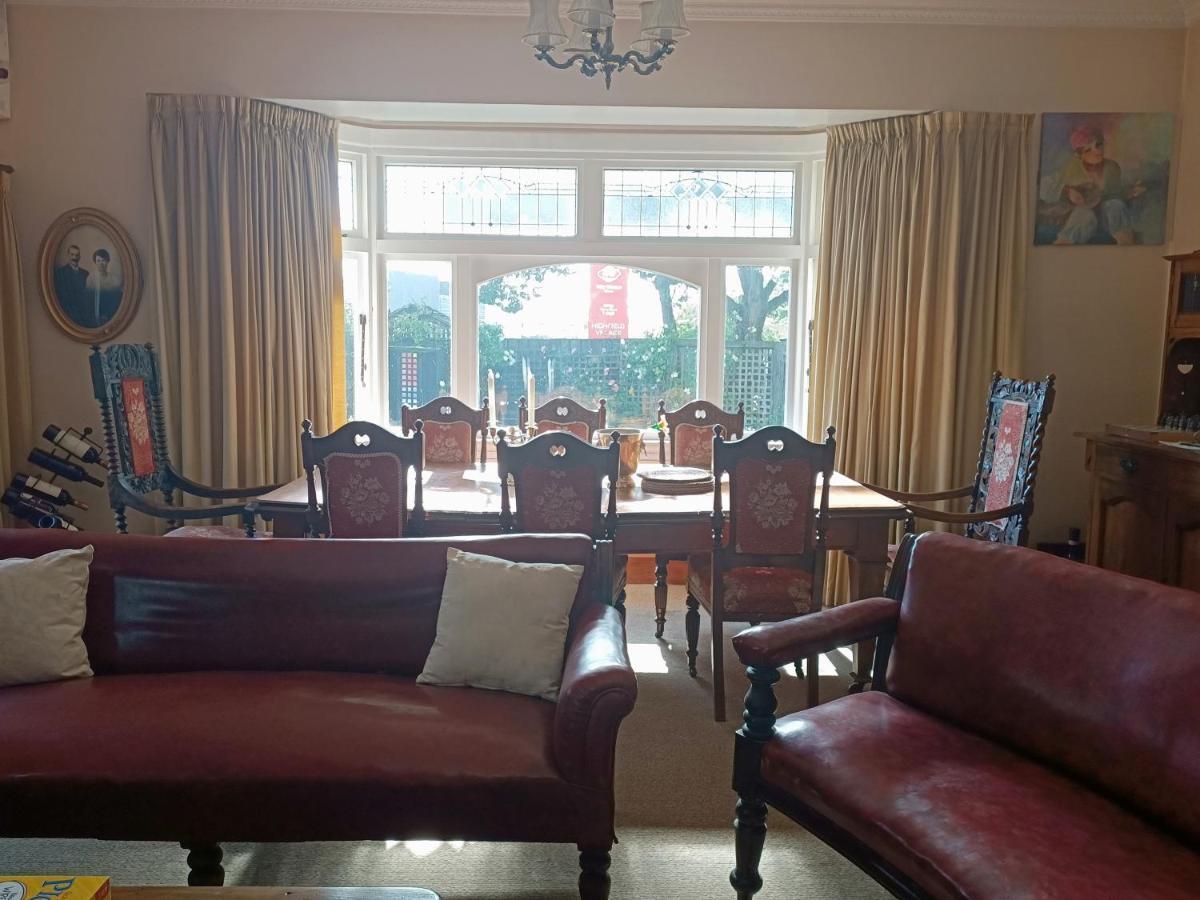 100 Year Old English Character House Hotel Тимару Екстериор снимка